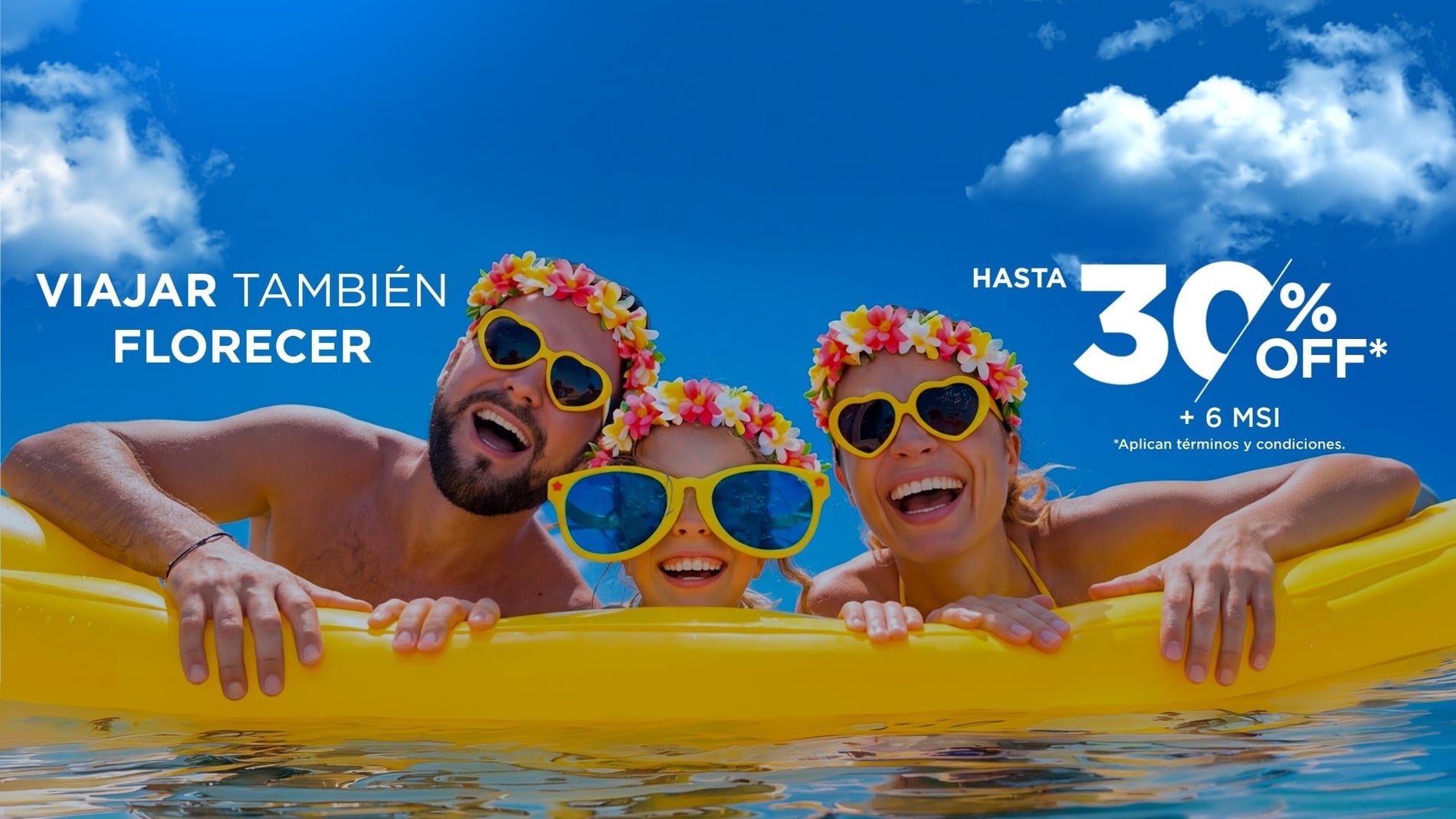 Una familia feliz con coronas de flores y gafas de sol sonríe bajo un cielo azul, promocionando una oferta de viaje con hasta un 30% de descuento y transporte incluido.