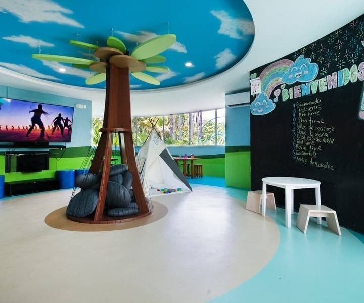 Área infantil, com árvore e quadro negro do Hotel Park Royal Beach Cancun