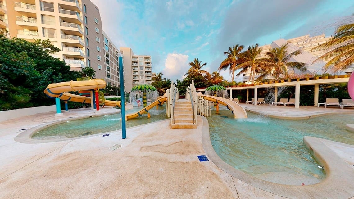 Parque aquático com toboáguas no Park Royal Beach Cancun Hotel no México