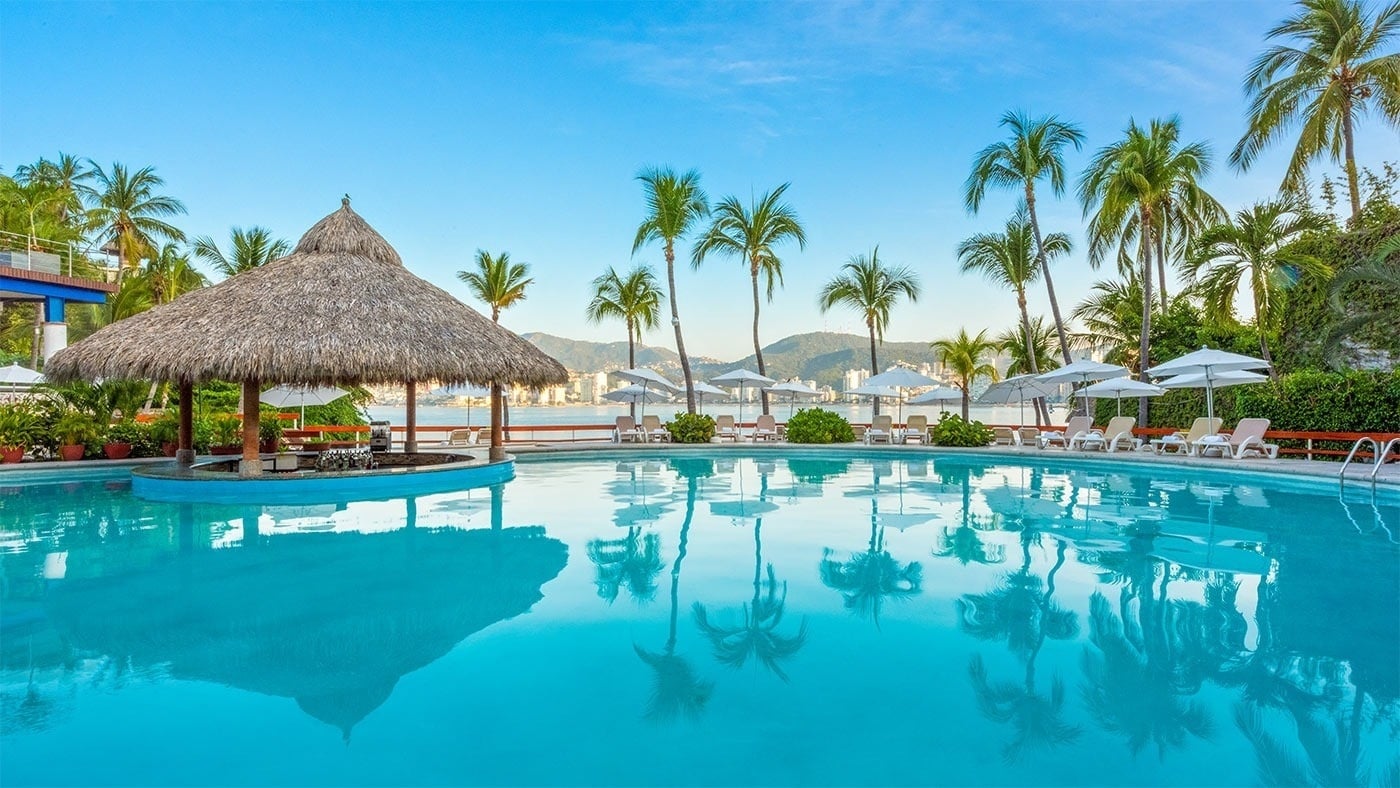 Hotel Park Royal Beach Acapulco: Piscina con bar tropical y vista al mar.