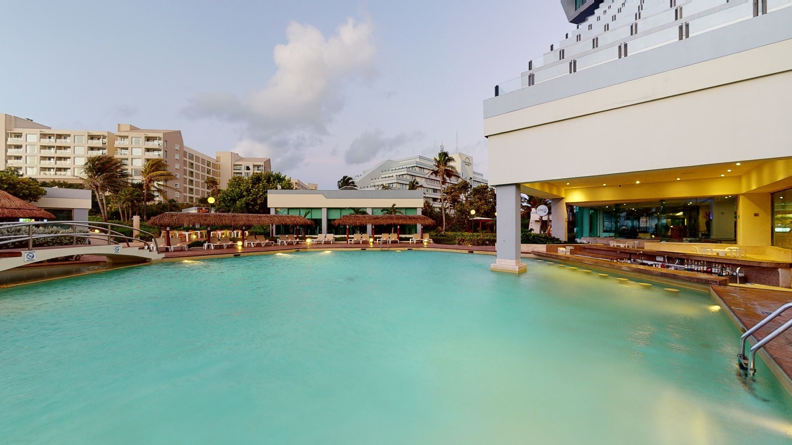 Coco Bar ofrece cócteles y bebidas naciones junto a la piscina exterior del Hotel Park Royal Beach Cancún