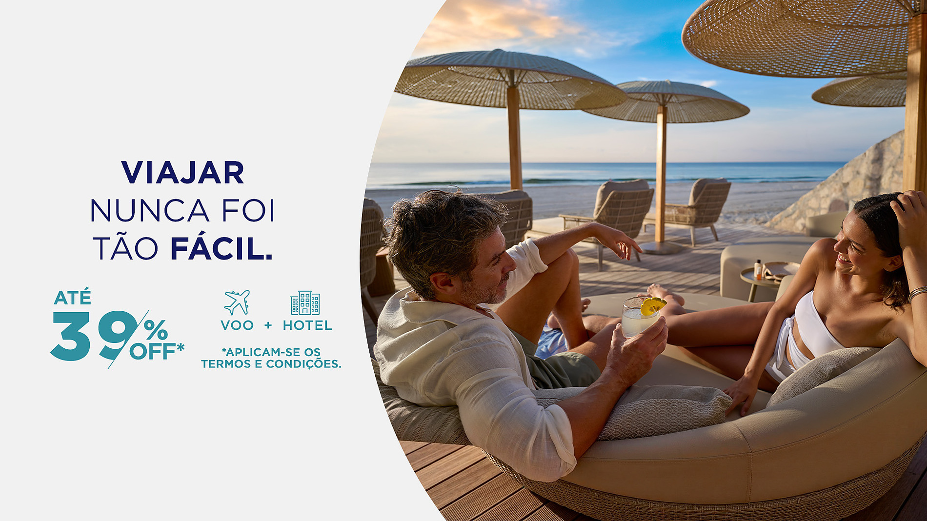 Par romântico relaxa em espreguiçadeiras na praia com bebida, com oferta Royal Select at Grand Park Royal Cancún | Caribe mexicano | Web oficial de 39% OFF.