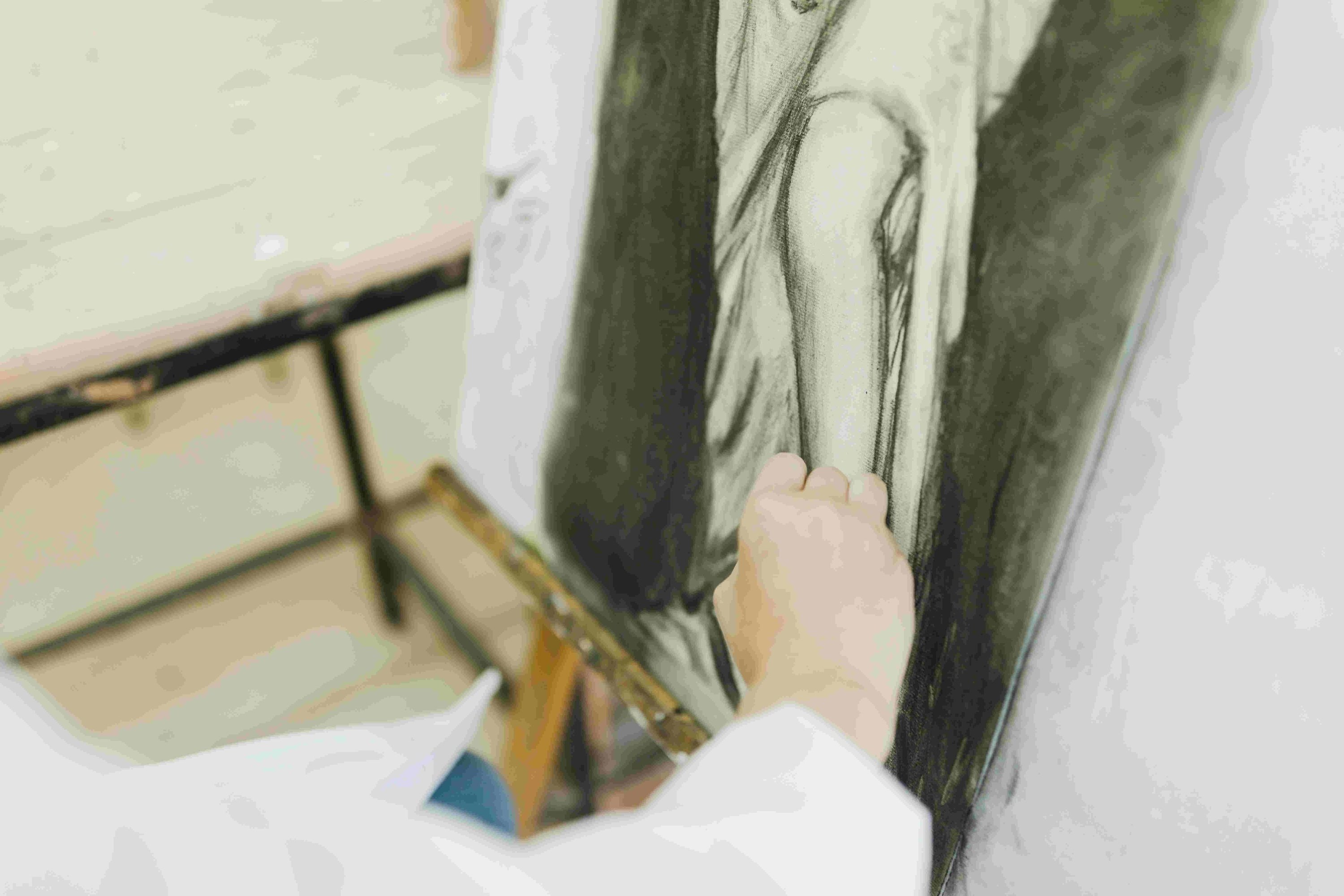 uma pessoa está desenhando um desenho em um cavalete