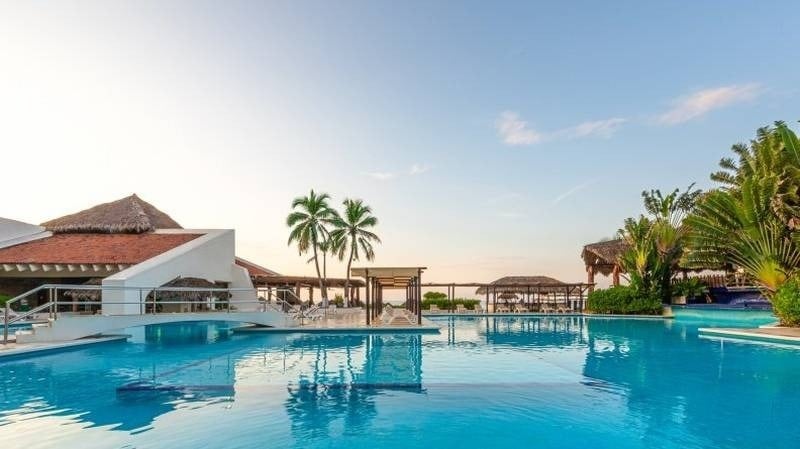 Panorámica de piscina en Park Royal Beach Ixtapa con vistas al mar 