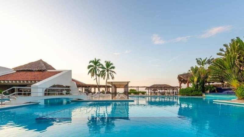 Vista panorâmica da piscina no Park Royal Beach Ixtapa com vista para o mar