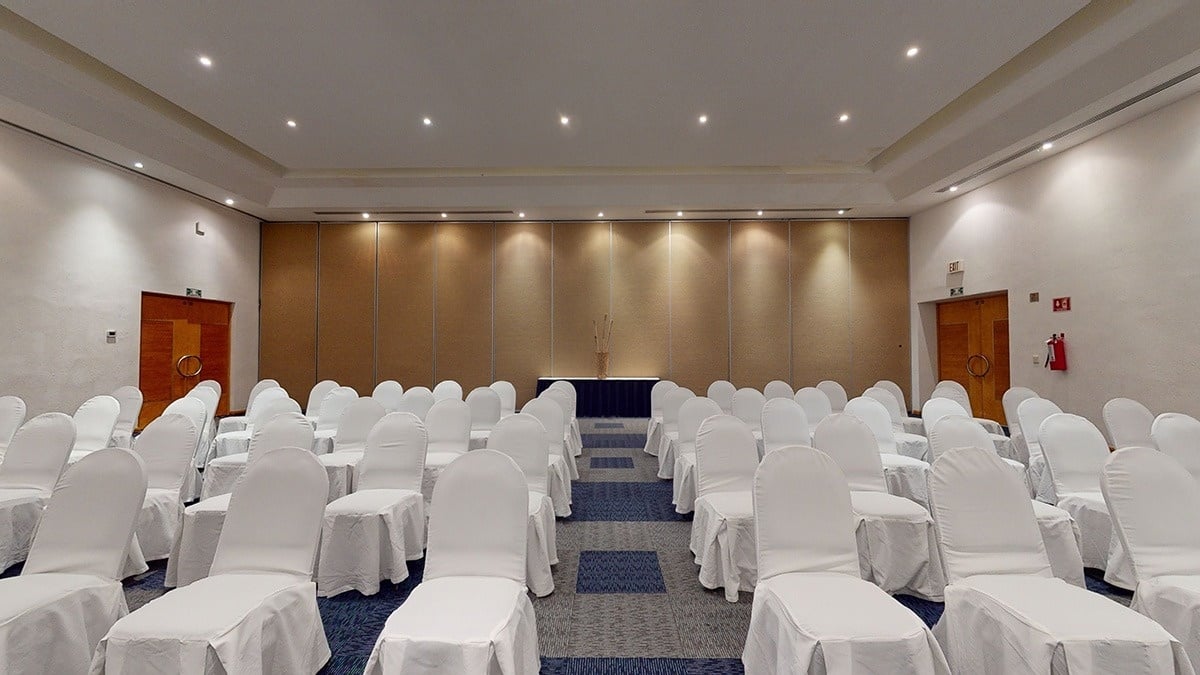 Chinchén Itzá 1 room with tables and chairs overlooking the sea Park Royal Grand Cozumel