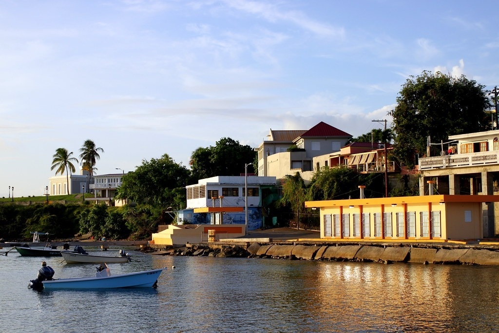 un barco blanco con la letra n en la parte delantera