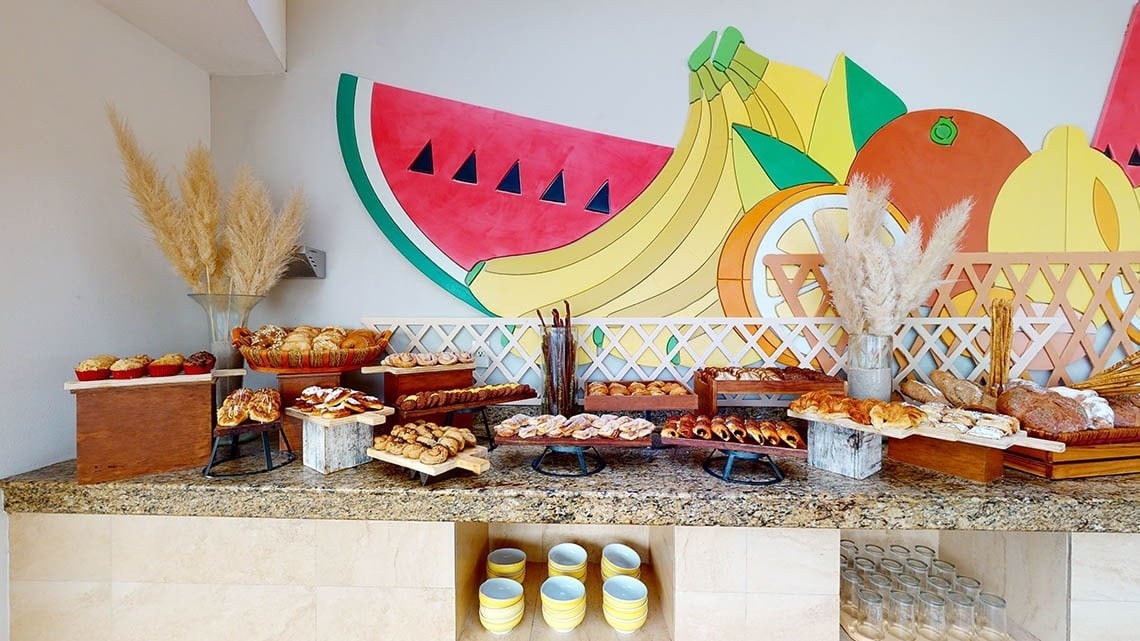 Buffet com pão e doces no Hotel Grand Park Royal Puerto Vallarta, Mexican Pacific