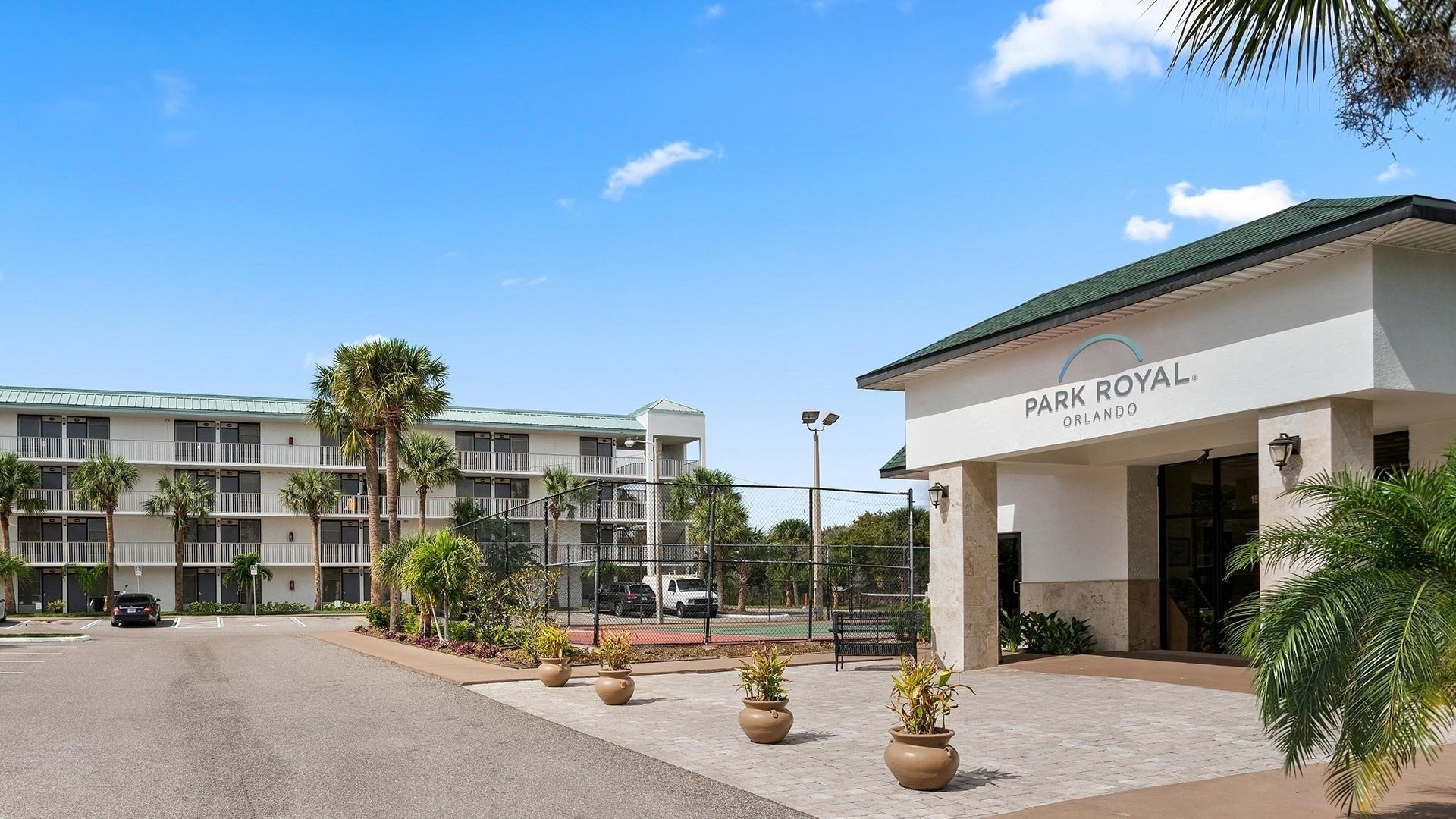 the park royal hotel in orlando has a tennis court in front of it