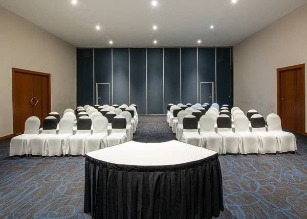 Sala de eventos con sillas y atril en Park Royal Beach Ixtapa, México