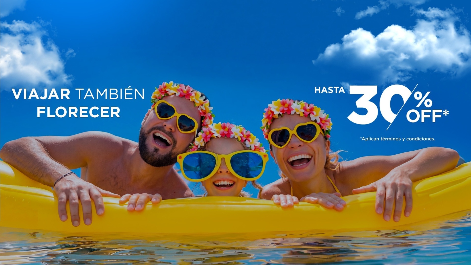 Uma família sorridente, usando óculos de sol e guirlandas de flores, aproveita um dia de sol enquanto o texto anuncia uma promoção de viagem com até 30% de desconto e transporte incluído.