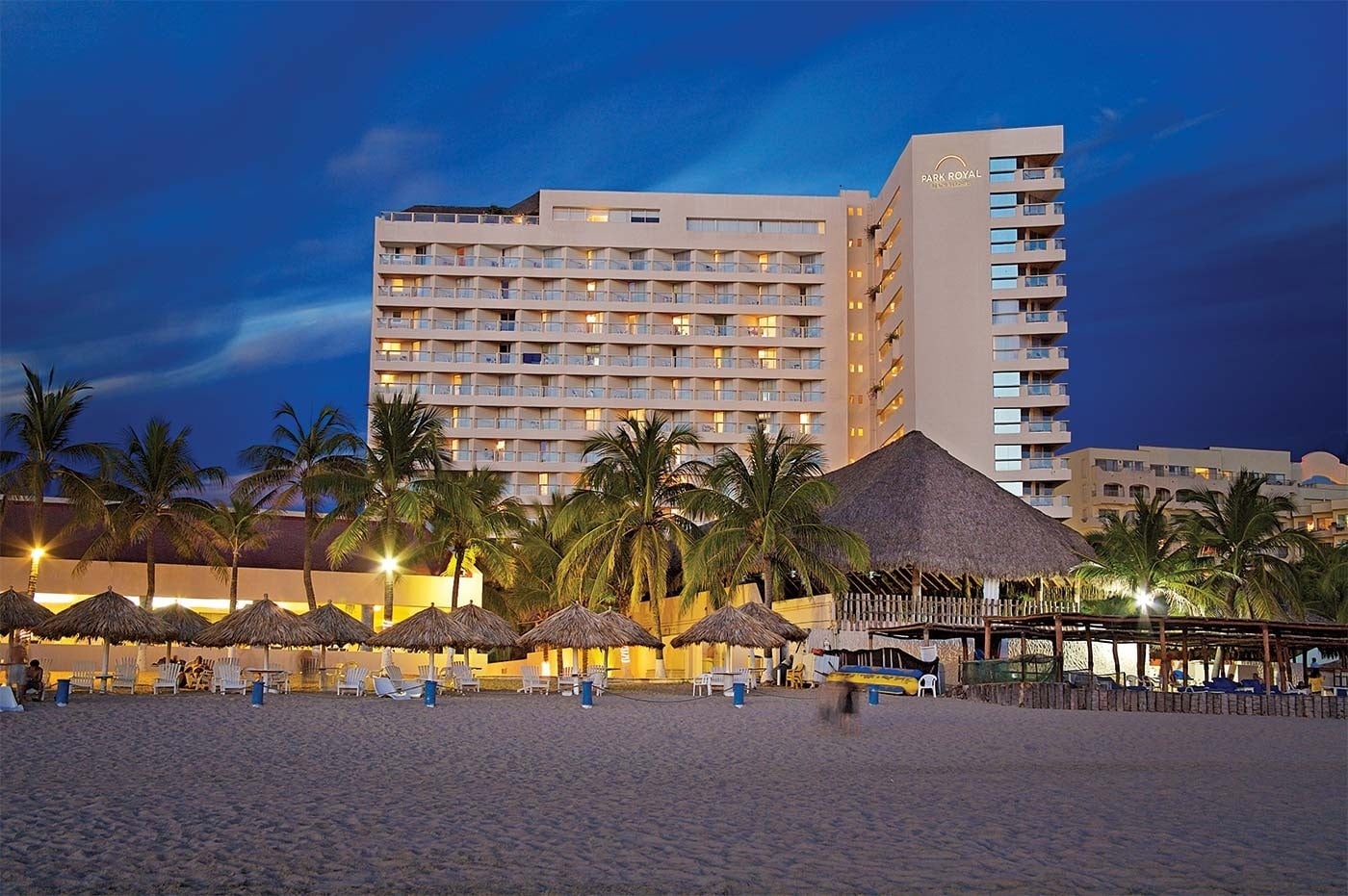 Hotel Park Royal Beach Ixtapa: Resort frente al mar con palmeras y playa.