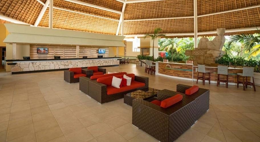 Area de recepción con sofás y mesas del Hotel Grand Park Royal Cozumel