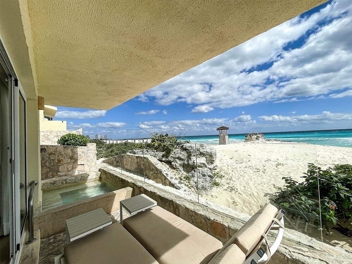 una vista aérea de una playa con hoteles y piscinas