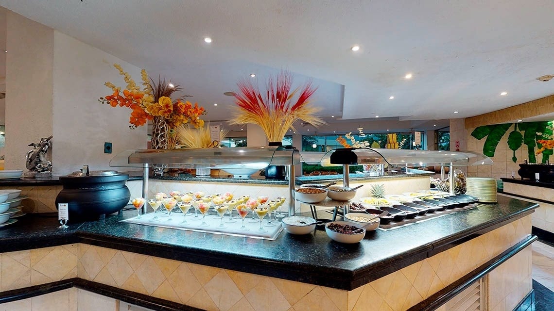 Detalhe do buffet com diferentes tipos de sobremesas no Park Royal Beach Cancun Hotel