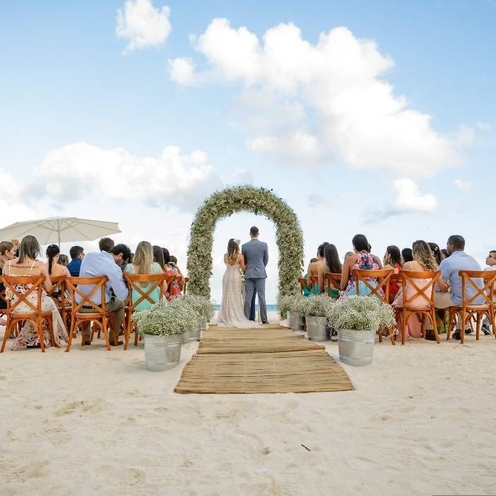 Casal se casando na praia no The Villas by Grand Park Royal Cancun