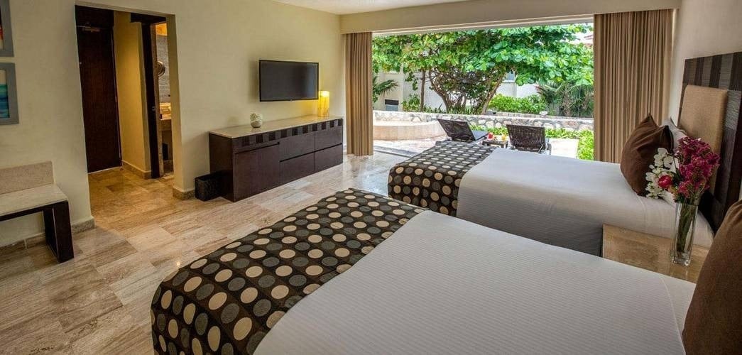 Room with two single beds and terrace at the Grand Park Royal Cancun Hotel