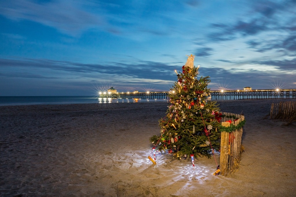 Árbol de Navidad en una playa de Miami 