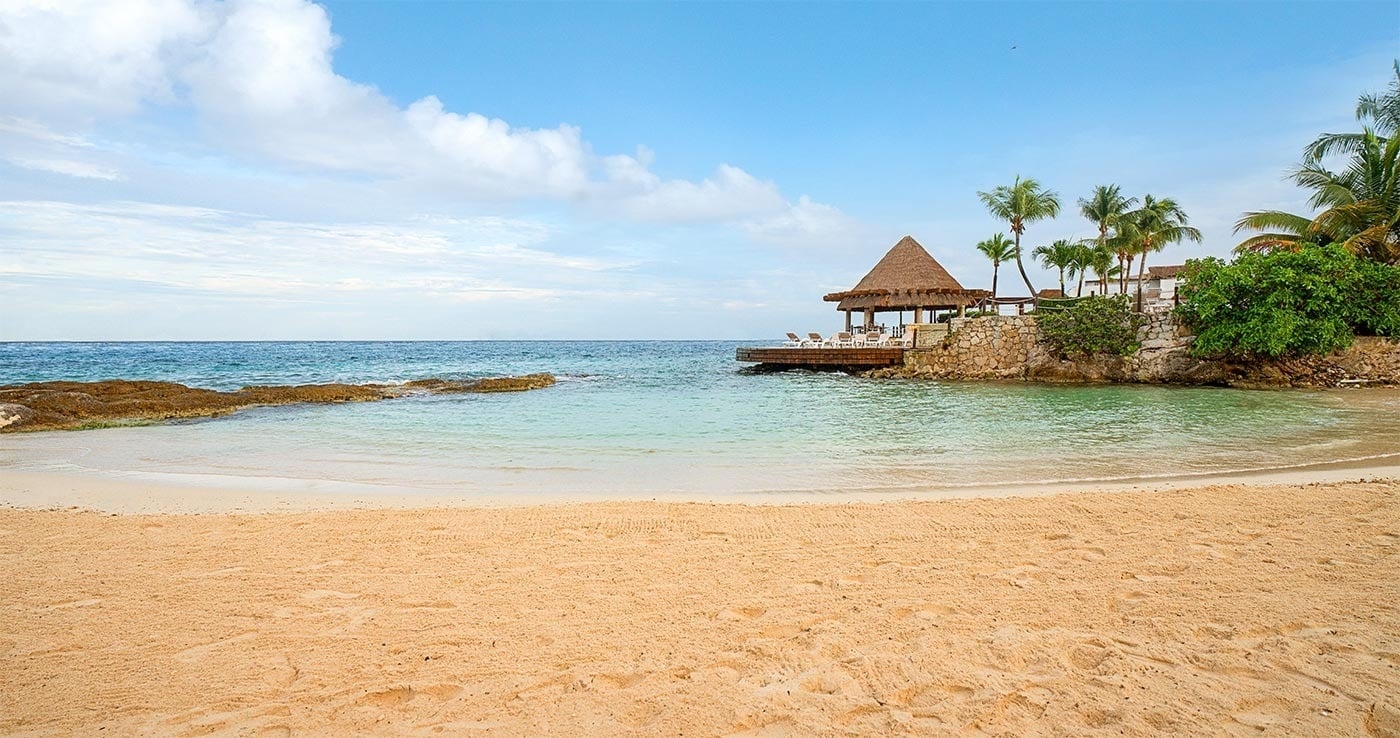 Playa paradisíaca con palapas y agua cristalina en Park Royal: Corpo.