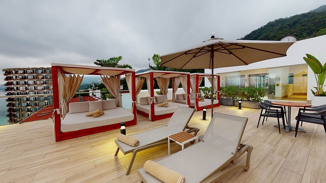 Área externa com redes e camas balinesas no Hotel Grand Park Royal Puerto Vallarta