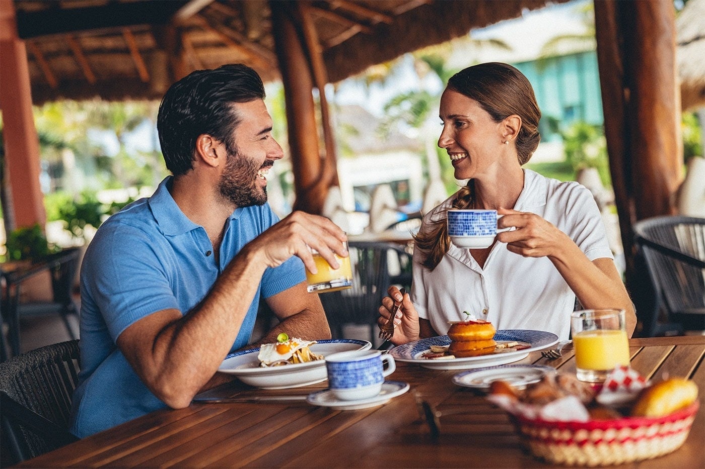 Hotel Grand Park Royal Cancun: Couple enjoys breakfast with ocean view.