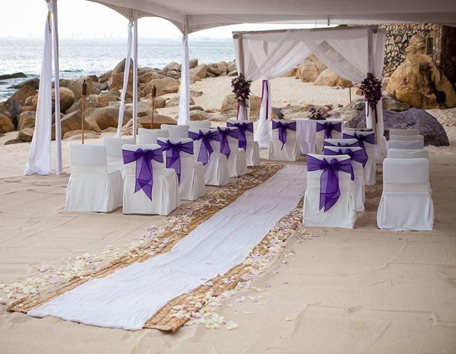 Preparativos para celebrar una boda en la playa, sillas y altar decorados del Hotel Grand Park Royal Puerto Vallarta 