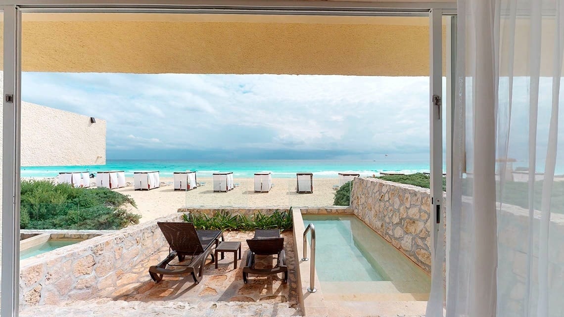 Terrace with hammocks and private pool overlooking the sea at the Grand Park Royal Cancun Hotel