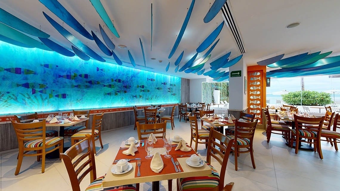 Decoración moderna del restaurante El Pescador en el Hotel Grand Park Royal Puerto Vallarta