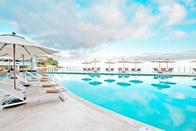 Piscina ao ar livre com guarda-sóis e redes no Grand Royal Park Puerto Vallarta, México