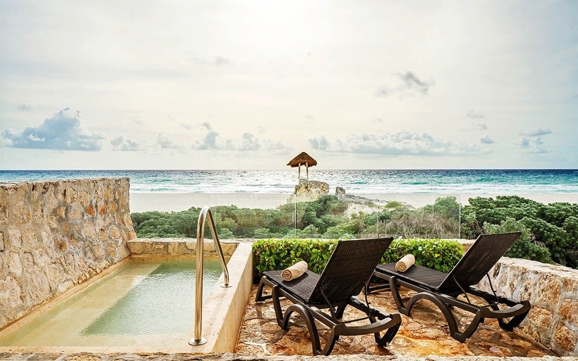 Área privativa com jacuzzi e vista para o mar do quarto do The Villas by Grand Park Royal Cancún