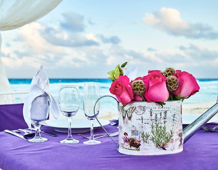 Mesa decorada para celebrar boda en la playa del Hotel Grand Park Royal Cozumel