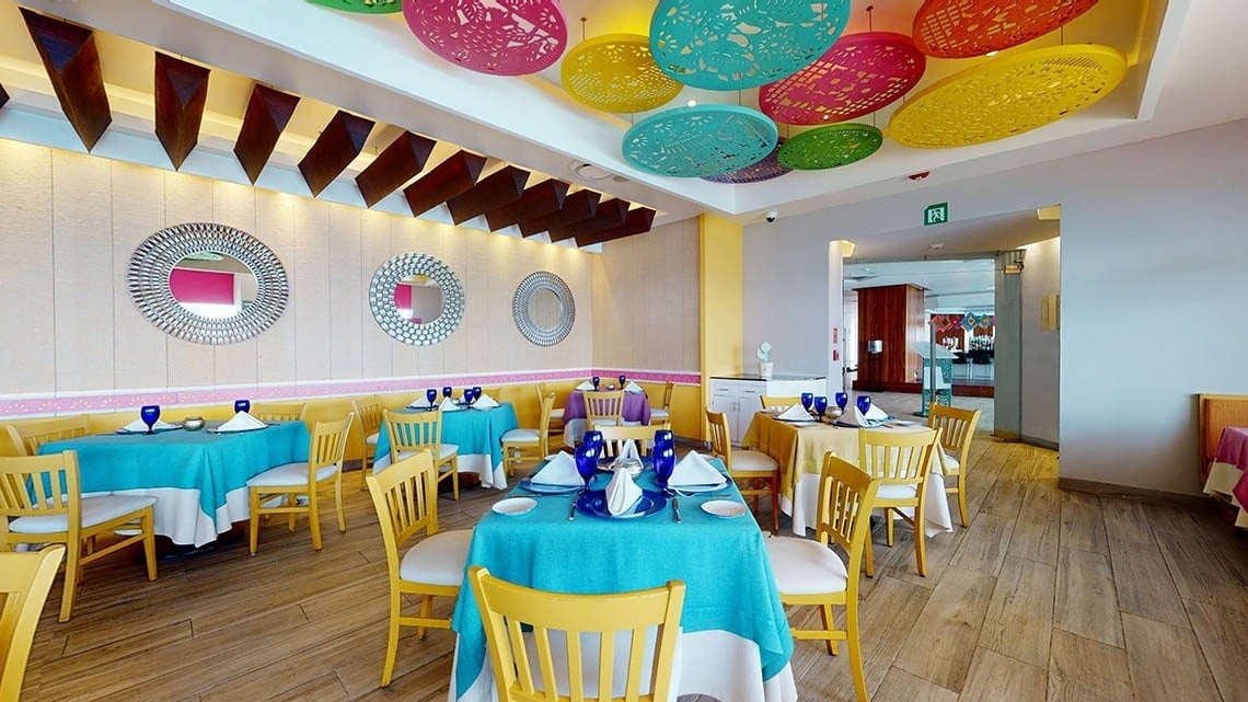 Restaurante Frida con decoración tradicional mexicana del Hotel Grand Park Royal Puerto Vallarta