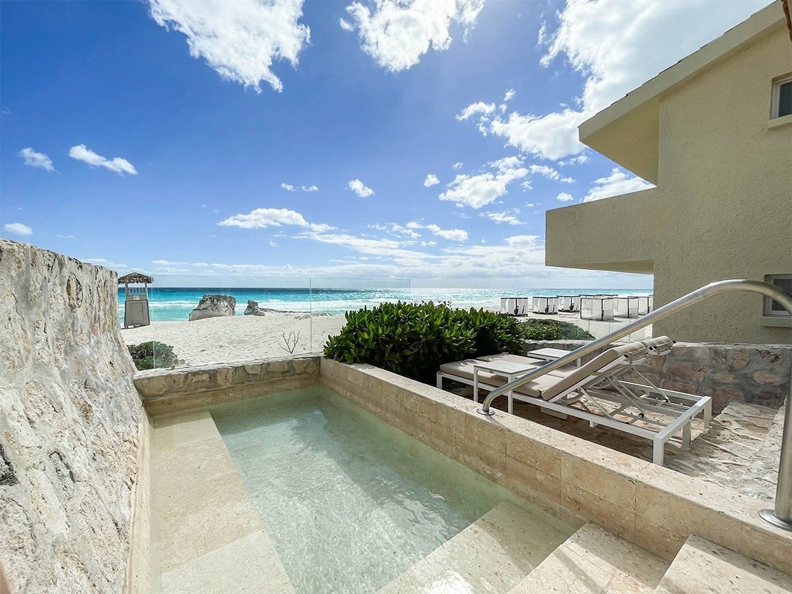 Jacuzzi privado con vistas al mar en The Villas by Grand Park Royal Cancún 