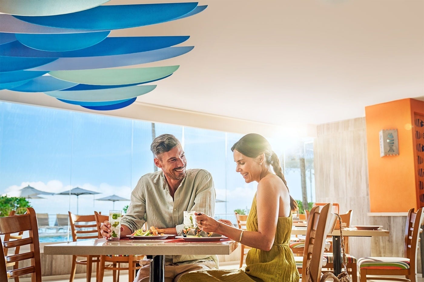 Pareja disfrutando una comida en Hotel Grand Park Royal Puerto Vallarta | Pacífico Mexicano.