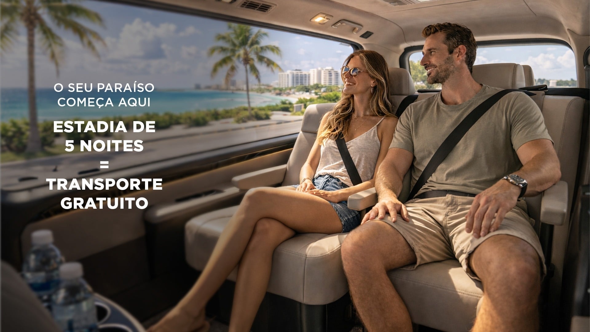 A imagem mostra um casal dentro de um veículo, olhando para uma paisagem costeira com palmeiras e edifícios, acompanhada por texto promocional sobre transporte gratuito para estadias de 5 noites.