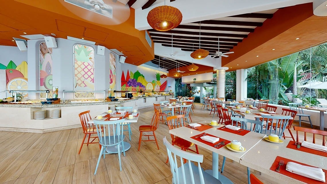 Área com mesas e cadeiras do Hotel Grand Park Royal Puerto Vallarta, México