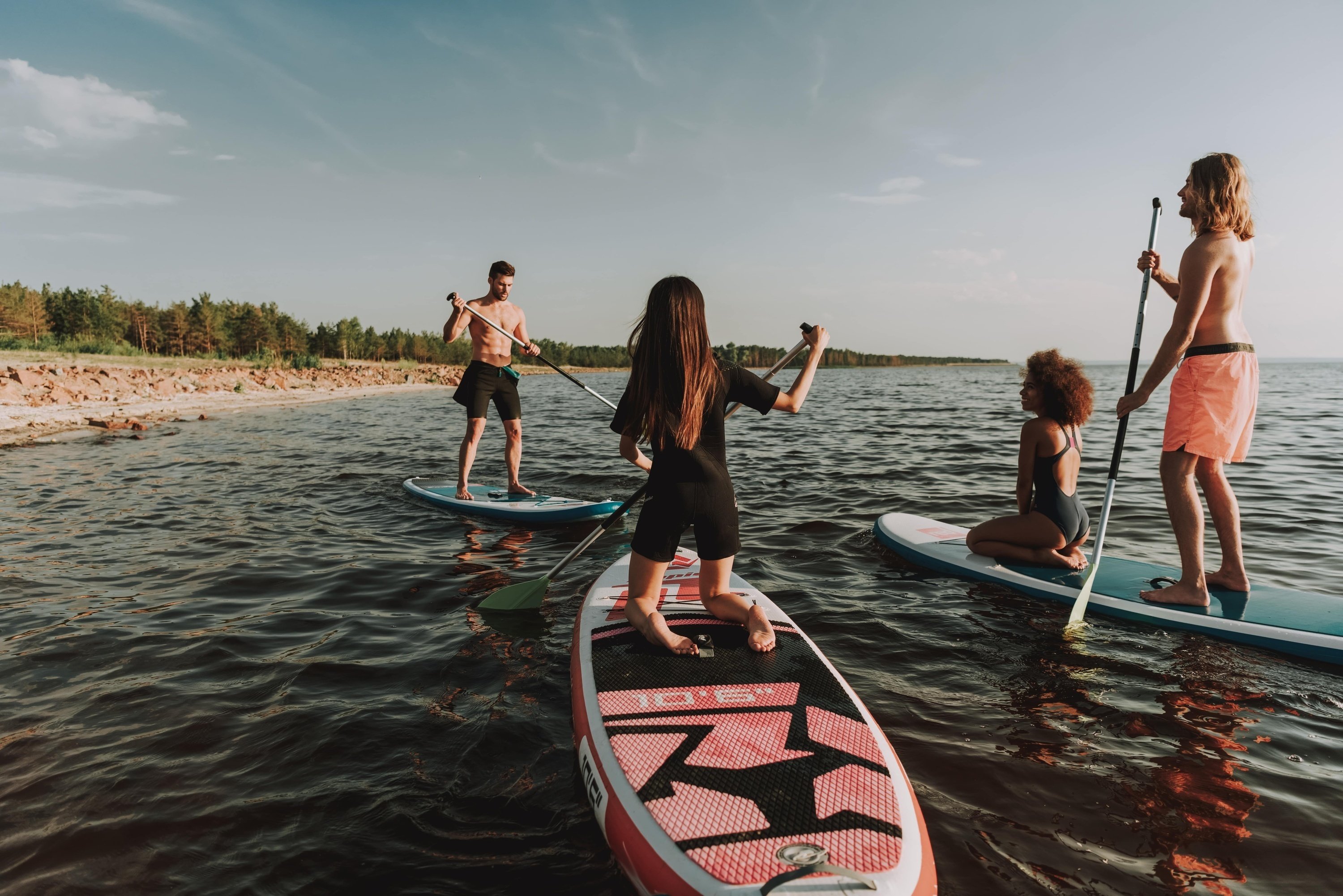 grupo de jovenes haciendo paddle surf en isla mujere