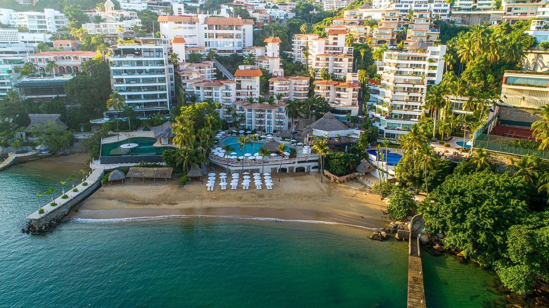 Panorámica del Hotel Park Royal Beach Acapulco, instalaciones, piscina y playa