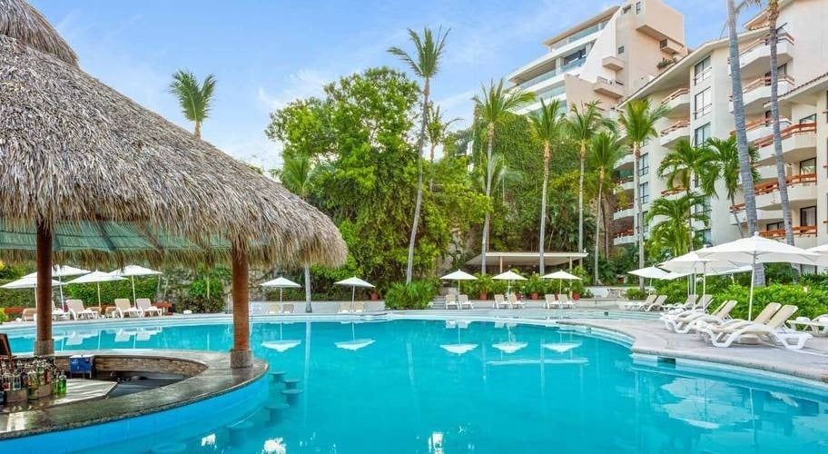 Piscina com bar na lateral (telhado de palmeira) do Hotel Park Royal Beach Acapulco