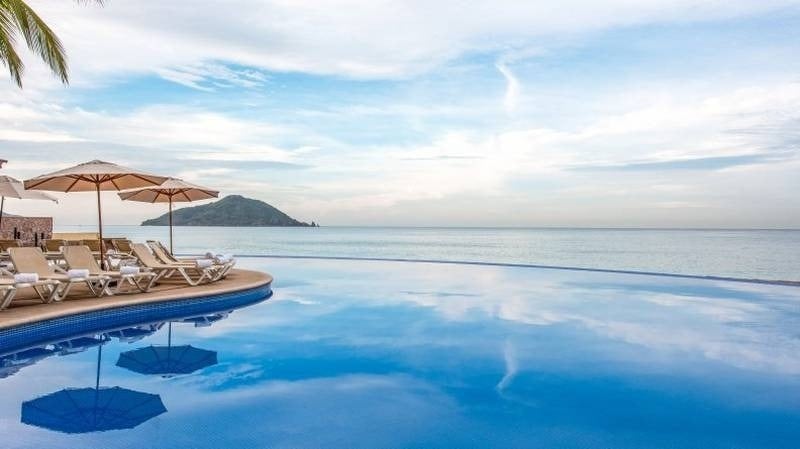 Piscina infinity con vistas al mar en hotel Beach Mazatlán en pacifico mexicano 