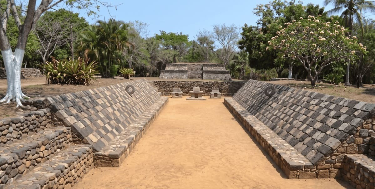 Cancha prehispánica, sitio arqueológico y pirámides.