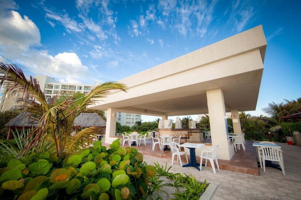 Disfruta de cócteles y bebidas nacionales en el bar La Duna en el Hotel Park Royal Beach Cancún