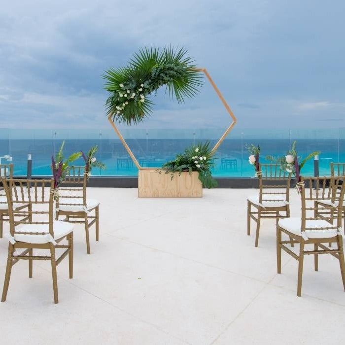 Área de casamento, com altar e cadeiras decoradas com vista para o mar do Hotel Park Royal Beach Cancun