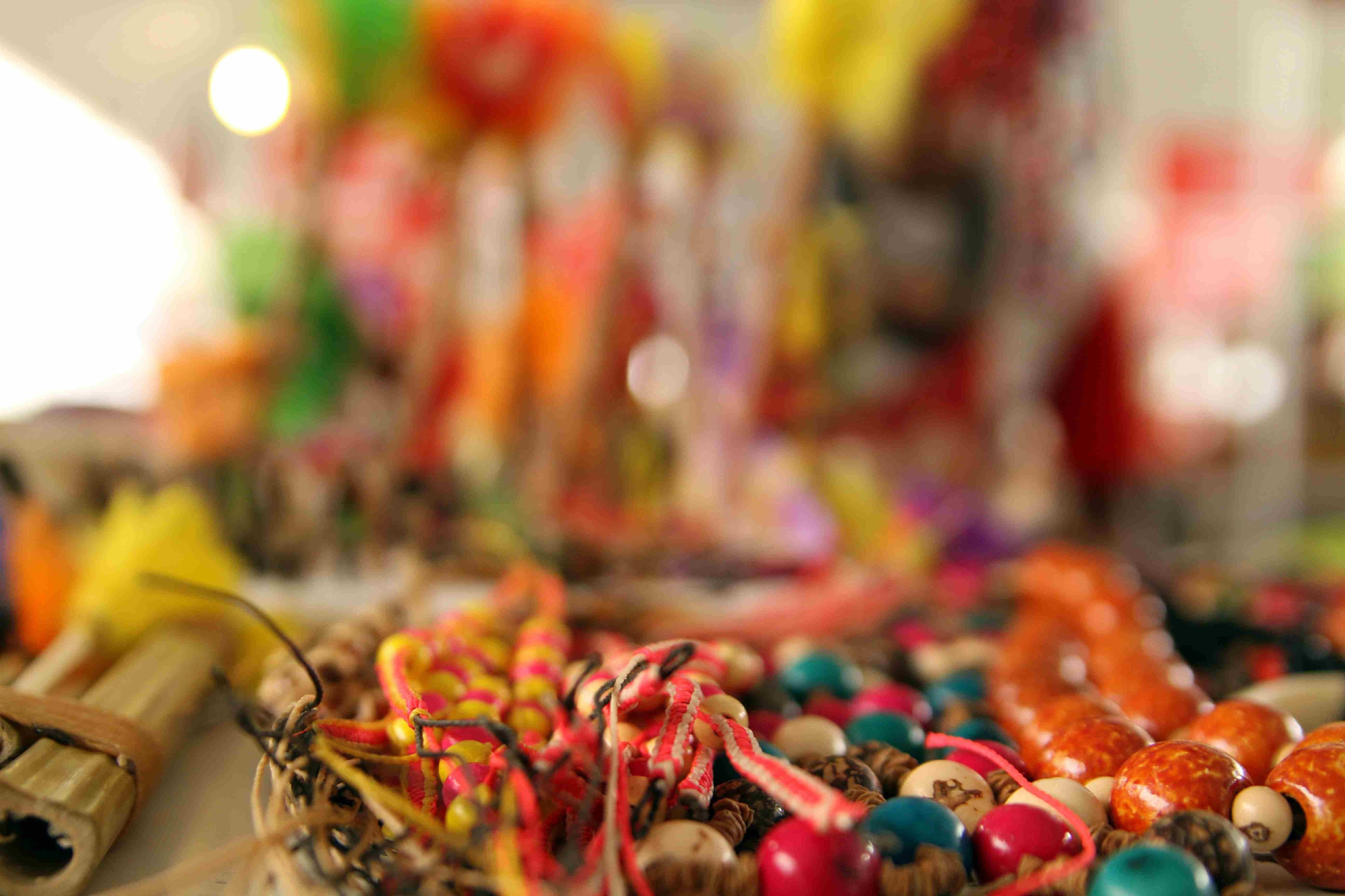 uma pilha de contas coloridas está sobre uma mesa