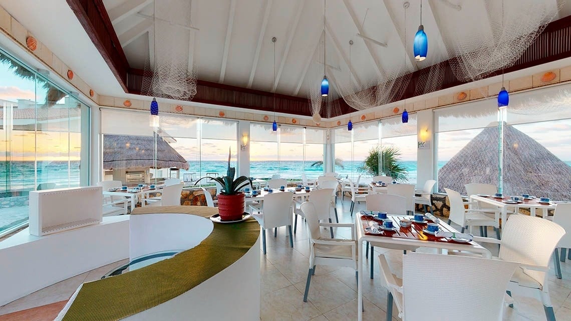 Restaurante con vista al mar Caribe del Hotel Grand Park Royal Cancún