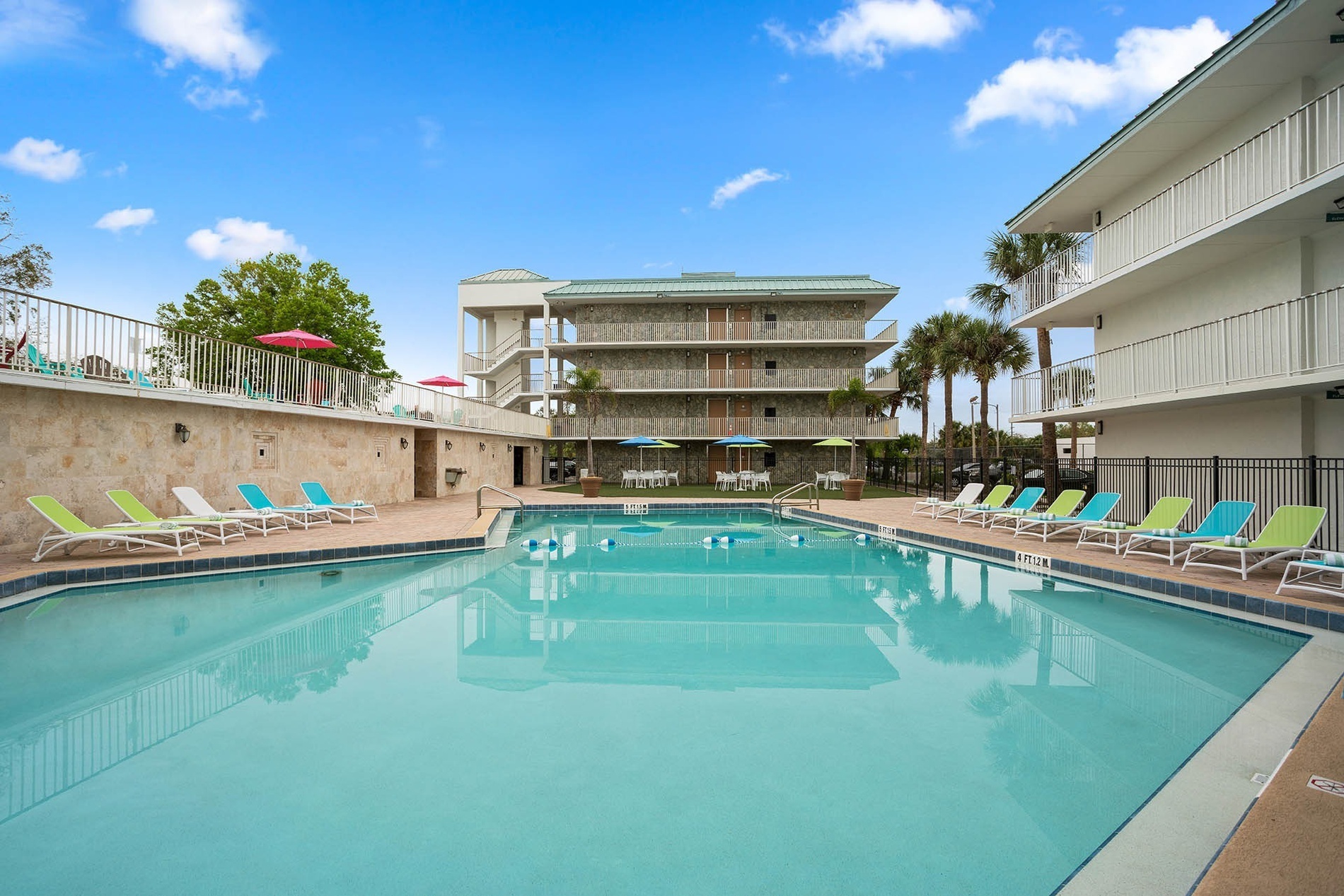 Vista geral da piscina externa e das instalações do Park Royal Orlando