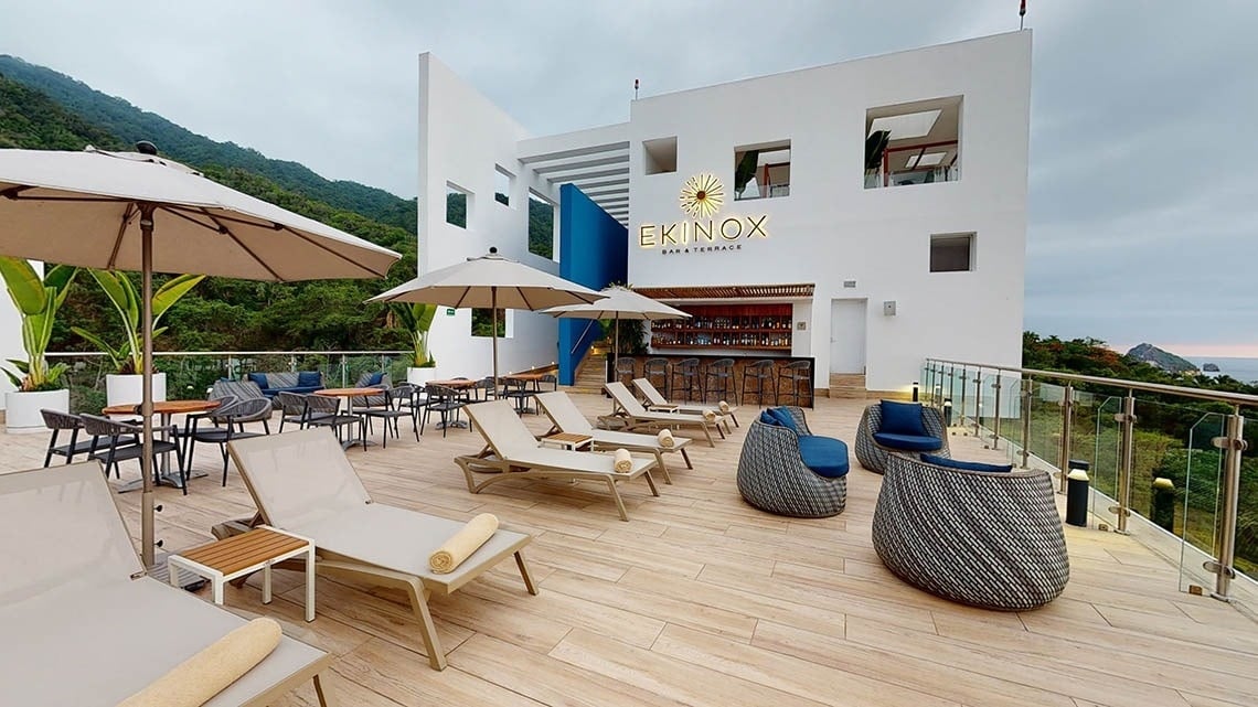 Bar con terraza exterior, con sillones y sombrillas con vistas al mar del Hotel Grand Park Royal Puerto Vallarta