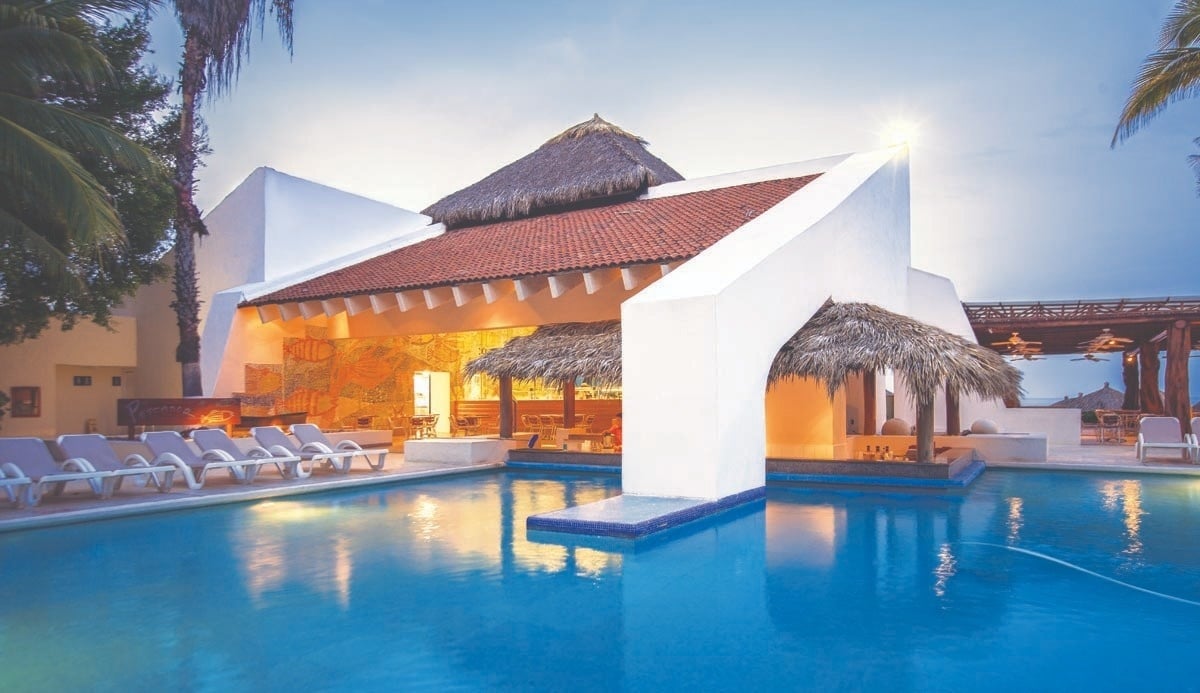 Situado junto a la piscina Coco Bar te ofrece bebidas naciones y cócteles en el Hotel Park Royal Beach Ixtapa