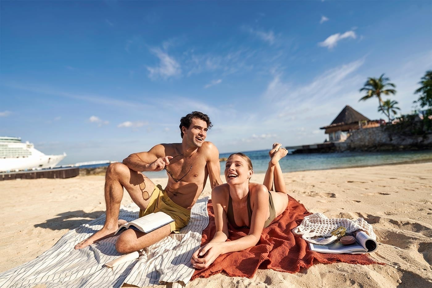 Pareja sonriente en Park Royal: Corpo, disfrutando del sol en la playa.