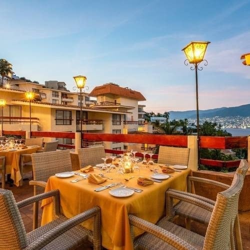 Mesas decoradas en terraza del restaurante La Tratoria del Hotel Park Royal Beach Acapulco